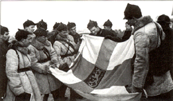 Бойцы Красной Армии рассматривают трофейное знамя шюцкора
