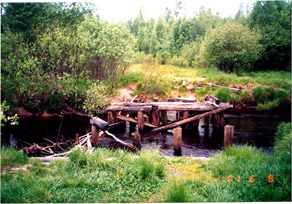 Разрушенный мост в районе плотины.