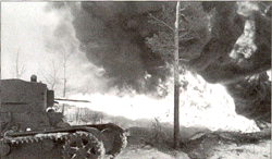 Советский огнеметный танк во время атаки.