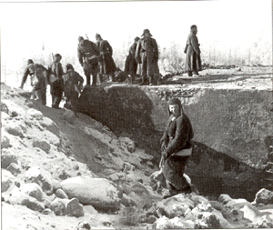 Бойцы и командиры Красной Армии
у взорванного финского дота.
